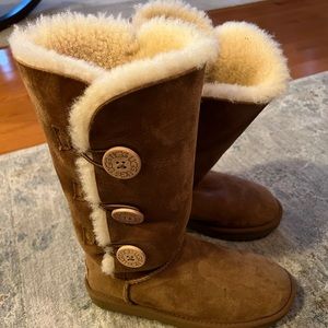 Like New Size 7 UGG Triple Button Bailey Boots